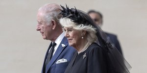 Το ιδιαίτερο headpiece της βασίλισσας Καμίλα