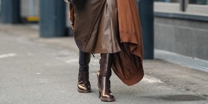 Γυναίκα φοράει καφέ μπότες