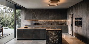 Η «κρυφή κουζίνα» είναι η πιο κομψή τάση της χρονιάς και κάνει τον χώρο να δείχνει μεγαλύτερος