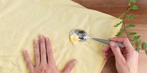 Σε αντίθεση με άλλα καρυκεύματα, ο λεκές από βούτυρο είναι σχετικά εύκολο να αφαιρεθεί από τα ρούχα / SHUTTERSTOCK