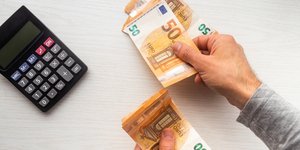 Άνδρας μετρά και υπολογίζει χρήματα