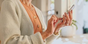 Ηλικιωμένη κρατά τηλέφωνο