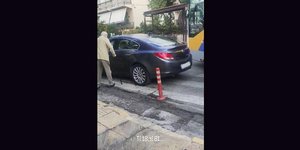 Ηλικιωμένος οδηγός παρκάρισμα