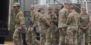 Μέλη της Εθνοφρουράς του Τέξας εγκαταστάθηκαν σε Κέντρο Εφέδρων του Στρατού στο Ιλινόι