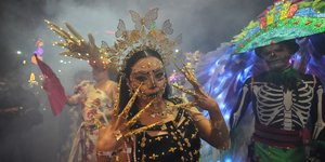 Μεξικανοί γιορτάζουν την Ημέρα των Νεκρών με εντυπωσιακές εμφανίσεις 