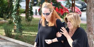 Η σύντροφος του Αλκη Γιαννακά συντετριμμένη στο τελευταίο αντίο