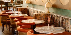 τραπέζια φωτιστικά εστιατόριο Scarlet Athens Γαλάτσι Αθήνα