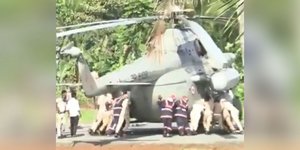 Ένστολοι σπρώχνουν το ελικόπτερο της Ινδής προέδρου