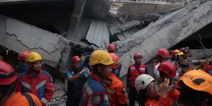 Μαθητές εγκλωβισμένοι στα ερείπια μετά την κατάρρευση σχολείου στην Ινδονησία