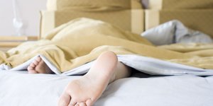 Γιατί κοιμόμαστε καλύτερα όταν βγάζουμε το ένα πόδι έξω από το πάπλωμα;