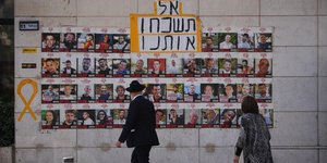 «Μη μας ξεχνάτε» γράφει στα εβραϊκά η πινακίδα πάνω από τις φωτογραφίες ομήρων που κρατά η Χαμάς