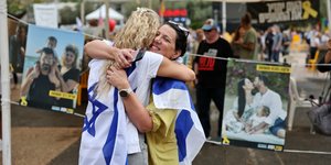 Αγκαλιασμένοι ενόψει της υπογραφής της συμφωνίας Ισραήλ-Χαμάς