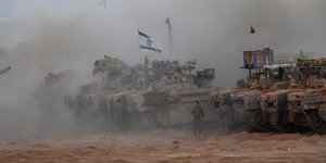 Ισραηλινά άρματα μάχης αποσύρονται από τις πόλεις της Γάζας