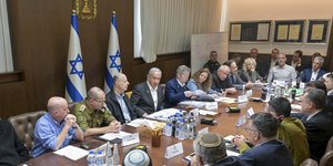 Ο Μπέντζαμιν Νετανιάχου μιλά στο υπουργικό συμβούλιο του Ισραήλ