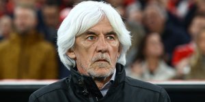 Ο τεχνικός της Εθνικής, Ιβάν Γιοβάνοβιτς, στο ματς με τη Δανία
