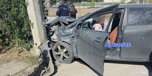 Το ΙΧ που καρφώθηκε σε κολώνα στο Ηράκλειο