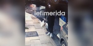 Η στιγμή που ο δράστης αφήνει τον εκρηκτικό μηχανισμό έξω από την Jacky.O.