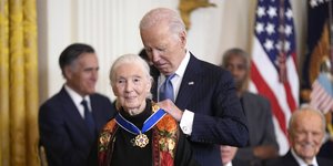 Η Τζέιν Γκούντολ λαμβάνει από τον τότε πρόεδρο των ΗΠΑ Τζο Μπάιντεν το Προεδρικό Μετάλλιο Ελευθερίας των ΗΠΑ