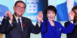 Η Σαναέ Τακαΐτσι νέα ηγέτιδα του Φιλελεύθερου Δημοκρατικού Κόμματος (LDP) της Ιαπωνίας με τον πρωθυπουργό Ισίμπα