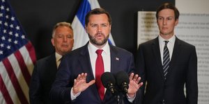 Ο αντιπρόεδρος των ΗΠΑ Τζέι Ντι Βανς και πιο πίσω οι Στιβ Γουίτκοφ και Τζάρεντ Κούσνερ