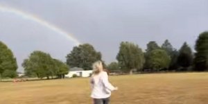 Μία κοπέλα τρέχει προς το ουράνιο τόξο