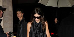 H Κάια Γκέρμπερ φόρεσε στο Παρίσι το little black dress στην πιο κομψή εκδοχή του