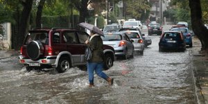 Έντονη βροχόπτωση στους δρόμους της Αθήνας