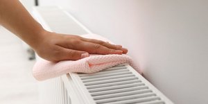 Πώς να καθαρίσετε αποτελεσματικά τα καλοριφέρ στο σπίτι σας πριν αρχίσετε να τα χρησιμοποιείτε