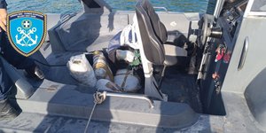 Οι αυτοσχέδιες συσκευασίες με την κάνναβη στο σκάφος που ανέσυραν οι Αρχές στην Ηγουμενίτσα 