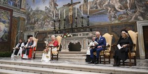 Ο βασιλιάς Κάρολος προσευχήθηκε με τον πάπα Λέοντα