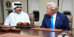Ο πρόεδρος Ντόναλντ Τραμπ, δεξιά, συναντάται με τον Εμίρη του Κατάρ, Σεΐχη Ταμίμ μπιν Χαμάντ αλ-Θάνι, στο Air Force One
