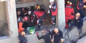 Νεκρός ανασύρθηκε ένας 12χρονος από την κατάρρευση 7ώροφου κτιρίου στην Κωνσταντινούπολη