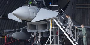 Η Κέιτ Μίντλετον είδε από κοντά το κόκπιτ ενός πολεμικού αεροσκάφους