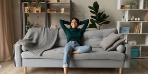 Γυναίκα κάθεται στον καναπέ