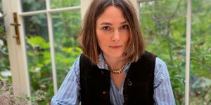 Η Κίρα Νάιτλι ζωγραφιζει 