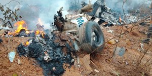 Τα φλεγόμενα συντρίμμια του μικρού αεροπλάνου στην Κένυα