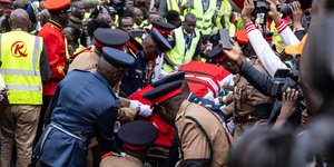 Η αστυνομία άνοιξε πυρ στο πλήθος που είχε συγκεντρωθεί στο εθνικό στάδιο για να τιμήσει τον Ράιλα Οντίνγκα