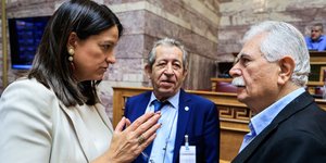 Η υπουργός Εργασίας Νίκη Κεραμέως συνομιλεί με τον βουλευτή του ΚΚΕ, Χρήστο Κατσώτη