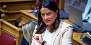 Η υπουργός Εργασίας Νίκη Κεραμέως στη Βουλή για τη συζήτηση για το εργασιακό νομοσχέδιο
