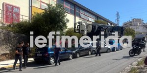 Κερατσίνι: Γερανοφόρο πήρε... σβάρνα 10 σταθμευμένα ΙΧ -Δείτε εικόνες