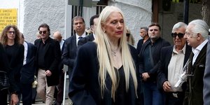 Η Μάρα Θρασυβουλίδου στην κηδεία του συζύγου της, Γιώργου Νιάρχου 