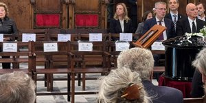 Τα άδεια καθίσματα από την αντιπολίτευση στην εξόδιο ακολουθία του Διονύση Σαββόπουλου