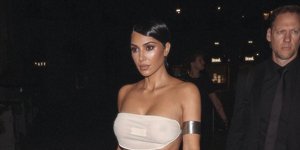 Η Κιμ Καρντάσιαν με κοντό μαλλί και διάφανο τοπ