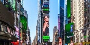 Στην Times Square της NY η Κλαυδία