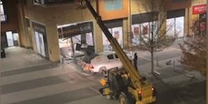 Στιγμιότυπο από την κλοπή του ATM από supermarket πόλης κοντά στο Λονδίνο 