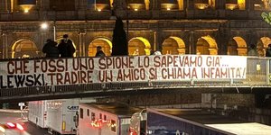 Το πανό στο Κολοσσαίο για τον Ζαλέφσκι