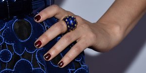 Η τάση του φθινοπώρου για νύχια που αποπνέουν πολυτέλεια -Και θα σας πείσει να τα αφήσετε κοντά