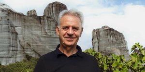 Ο Κώστας Τσιλιλής στους ιστορικούς αμπελώνες των Μετεώρων