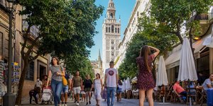 Οι πιο χαρούμενοι Ευρωπαίοι ζουν σε πόλεις του Νότου, όπου η καθημερινότητα κυλά με ρυθμό ανθρώπινο / SHUTTERSTOCK