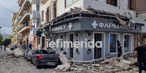 Το μπαλκόνι κτιρίου που κατέρρευσε στο Λαύριο